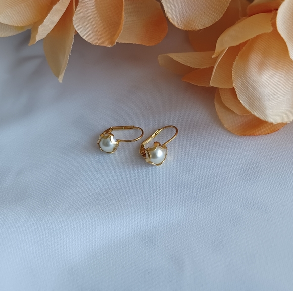 Elegant Gold and Pearl Stud Earrings - Picture 9 of 16